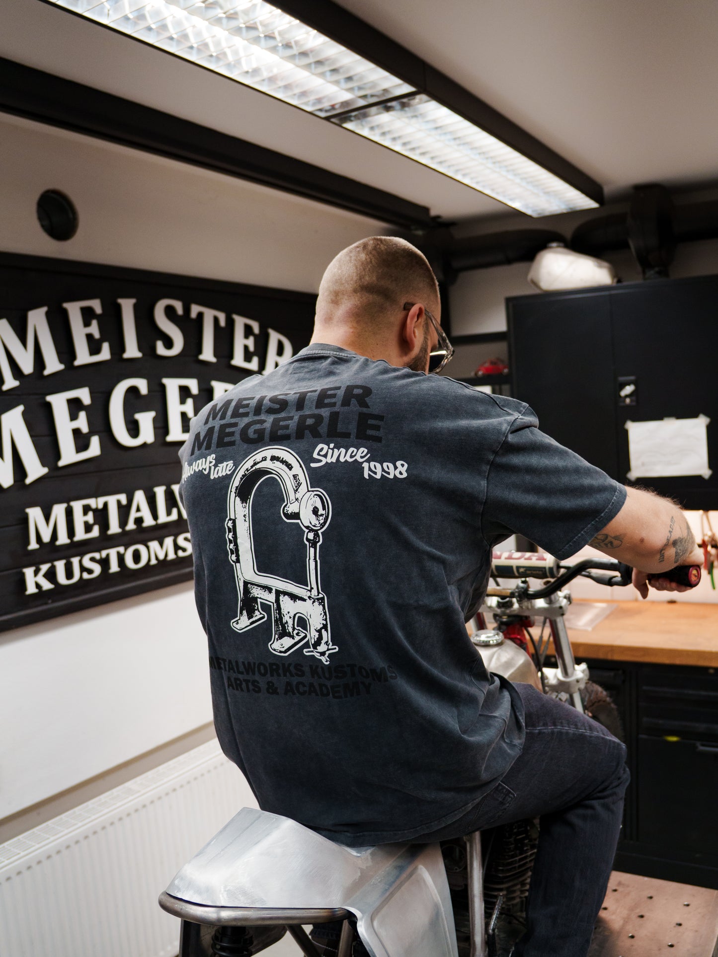 "English Wheel" T-Shirt Black Acid Wash